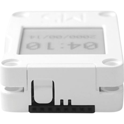 Ein kleines, rechteckiges elektronisches Gerät mit Display zeigt '04:10' und ein Datum. Es hat einen Anschluss an der Unterseite.